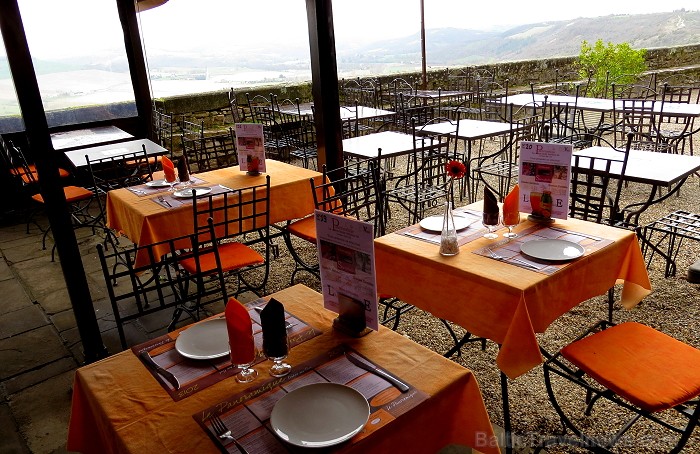 Cordes-sur-Ciel tulkojumā nozīme Diegi debesīs. 1222.g. šo labi nocietināto pilsētu uzcēla Tulūzas grāfs Raimonds VII. 14.gs. pilsētu apdzīvoja šuvēji 92505