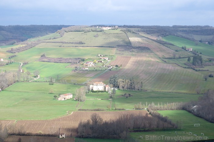 Cordes-sur-Ciel tulkojumā nozīme Diegi debesīs. 1222.g. šo labi nocietināto pilsētu uzcēla Tulūzas grāfs Raimonds VII. 14.gs. pilsētu apdzīvoja šuvēji 92506