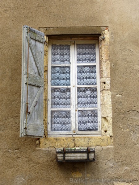 Cordes-sur-Ciel tulkojumā nozīme Diegi debesīs. 1222.g. šo labi nocietināto pilsētu uzcēla Tulūzas grāfs Raimonds VII. 14.gs. pilsētu apdzīvoja šuvēji 92507