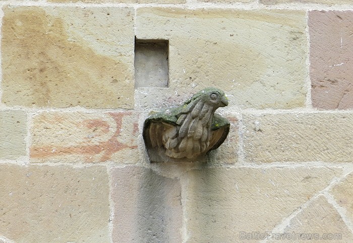 Cordes-sur-Ciel tulkojumā nozīme Diegi debesīs. 1222.g. šo labi nocietināto pilsētu uzcēla Tulūzas grāfs Raimonds VII. 14.gs. pilsētu apdzīvoja šuvēji 92508