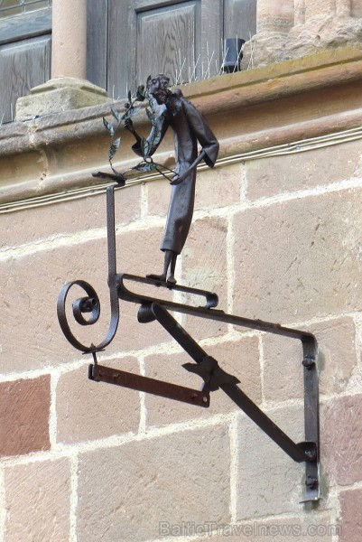 Cordes-sur-Ciel tulkojumā nozīme Diegi debesīs. 1222.g. šo labi nocietināto pilsētu uzcēla Tulūzas grāfs Raimonds VII. 14.gs. pilsētu apdzīvoja šuvēji 92509