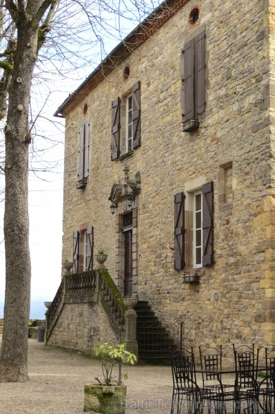 Cordes-sur-Ciel tulkojumā nozīme Diegi debesīs. 1222.g. šo labi nocietināto pilsētu uzcēla Tulūzas grāfs Raimonds VII. 14.gs. pilsētu apdzīvoja šuvēji 92511