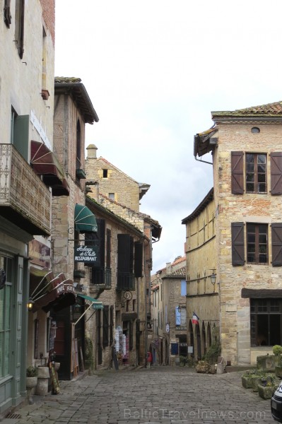 Cordes-sur-Ciel tulkojumā nozīme Diegi debesīs. 1222.g. šo labi nocietināto pilsētu uzcēla Tulūzas grāfs Raimonds VII. 14.gs. pilsētu apdzīvoja šuvēji 92513