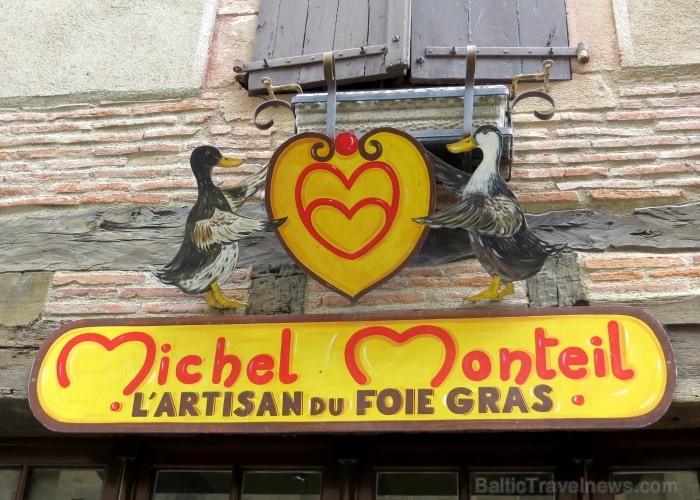 Cordes-sur-Ciel tulkojumā nozīme Diegi debesīs. 1222.g. šo labi nocietināto pilsētu uzcēla Tulūzas grāfs Raimonds VII. 14.gs. pilsētu apdzīvoja šuvēji 92514