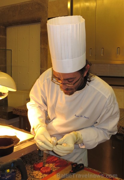 Cordes-sur-Ciel tulkojumā nozīme Diegi debesīs. 1222.g. šo labi nocietināto pilsētu uzcēla Tulūzas grāfs Raimonds VII. 14.gs. pilsētu apdzīvoja šuvēji 92516