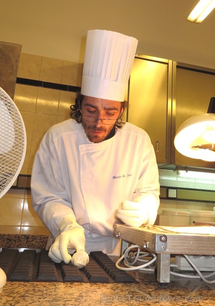 Cordes-sur-Ciel tulkojumā nozīme Diegi debesīs. 1222.g. šo labi nocietināto pilsētu uzcēla Tulūzas grāfs Raimonds VII. 14.gs. pilsētu apdzīvoja šuvēji 92518