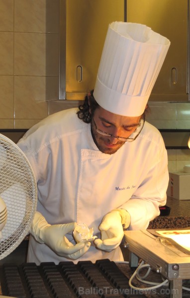 Cordes-sur-Ciel tulkojumā nozīme Diegi debesīs. 1222.g. šo labi nocietināto pilsētu uzcēla Tulūzas grāfs Raimonds VII. 14.gs. pilsētu apdzīvoja šuvēji 92519