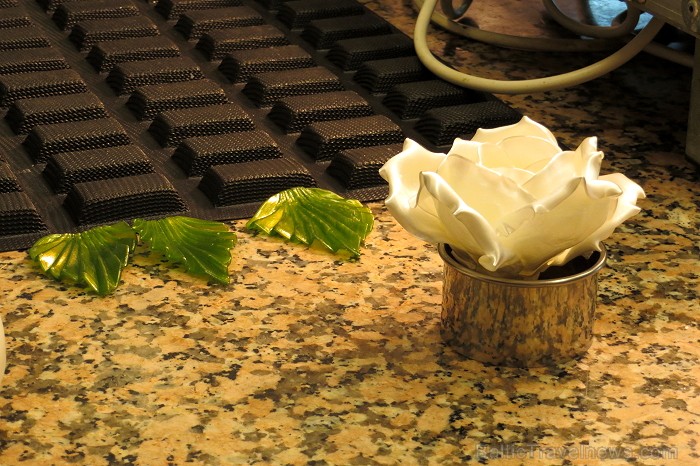 Cordes-sur-Ciel tulkojumā nozīme Diegi debesīs. 1222.g. šo labi nocietināto pilsētu uzcēla Tulūzas grāfs Raimonds VII. 14.gs. pilsētu apdzīvoja šuvēji 92521