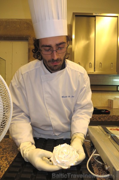 Cordes-sur-Ciel tulkojumā nozīme Diegi debesīs. 1222.g. šo labi nocietināto pilsētu uzcēla Tulūzas grāfs Raimonds VII. 14.gs. pilsētu apdzīvoja šuvēji 92522