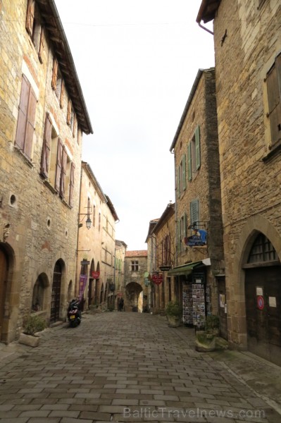 Cordes-sur-Ciel tulkojumā nozīme Diegi debesīs. 1222.g. šo labi nocietināto pilsētu uzcēla Tulūzas grāfs Raimonds VII. 14.gs. pilsētu apdzīvoja šuvēji 92525