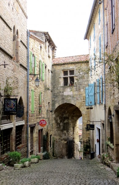 Cordes-sur-Ciel tulkojumā nozīme Diegi debesīs. 1222.g. šo labi nocietināto pilsētu uzcēla Tulūzas grāfs Raimonds VII. 14.gs. pilsētu apdzīvoja šuvēji 92527