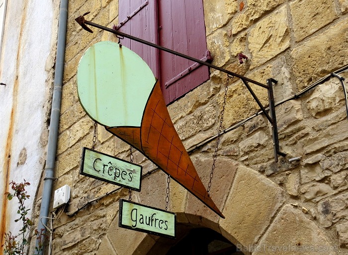 Cordes-sur-Ciel tulkojumā nozīme Diegi debesīs. 1222.g. šo labi nocietināto pilsētu uzcēla Tulūzas grāfs Raimonds VII. 14.gs. pilsētu apdzīvoja šuvēji 92528