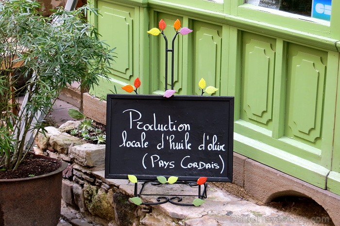 Cordes-sur-Ciel tulkojumā nozīme Diegi debesīs. 1222.g. šo labi nocietināto pilsētu uzcēla Tulūzas grāfs Raimonds VII. 14.gs. pilsētu apdzīvoja šuvēji 92530