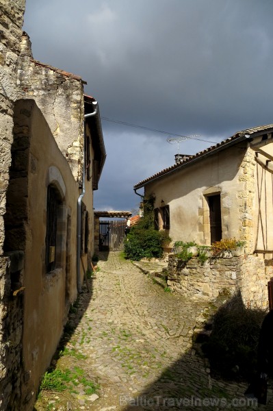 Cordes-sur-Ciel tulkojumā nozīme Diegi debesīs. 1222.g. šo labi nocietināto pilsētu uzcēla Tulūzas grāfs Raimonds VII. 14.gs. pilsētu apdzīvoja šuvēji 92533