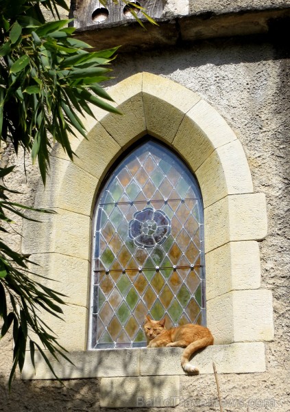 Cordes-sur-Ciel tulkojumā nozīme Diegi debesīs. 1222.g. šo labi nocietināto pilsētu uzcēla Tulūzas grāfs Raimonds VII. 14.gs. pilsētu apdzīvoja šuvēji 92535