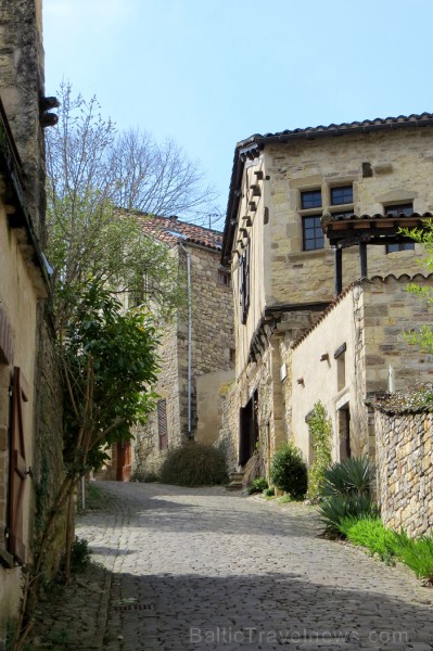 Cordes-sur-Ciel tulkojumā nozīme Diegi debesīs. 1222.g. šo labi nocietināto pilsētu uzcēla Tulūzas grāfs Raimonds VII. 14.gs. pilsētu apdzīvoja šuvēji 92536