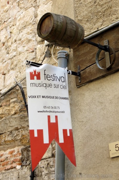 Cordes-sur-Ciel tulkojumā nozīme Diegi debesīs. 1222.g. šo labi nocietināto pilsētu uzcēla Tulūzas grāfs Raimonds VII. 14.gs. pilsētu apdzīvoja šuvēji 92541