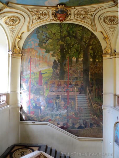 Tulūza ir 4. lielākā Francijas pilsēta, kas ir slavena ar brīnišķīgu renesanses vecpilsētu. Tās ēkas ir celtas no sarkaniem ķieģeļiem. Francūži saka,  92643