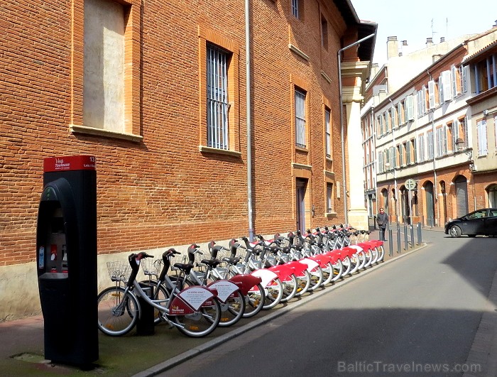 Tulūza ir 4. lielākā Francijas pilsēta, kas ir slavena ar brīnišķīgu renesanses vecpilsētu. Tās ēkas ir celtas no sarkaniem ķieģeļiem. Francūži saka,  92653