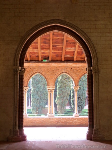 Tulūza ir 4. lielākā Francijas pilsēta, kas ir slavena ar brīnišķīgu renesanses vecpilsētu. Tās ēkas ir celtas no sarkaniem ķieģeļiem. Francūži saka,  92672