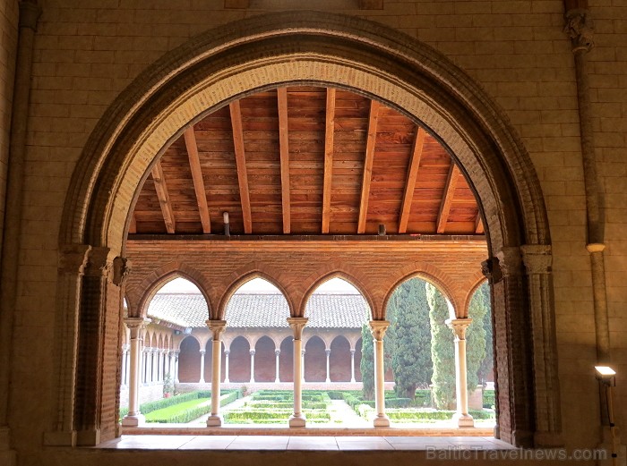 Tulūza ir 4. lielākā Francijas pilsēta, kas ir slavena ar brīnišķīgu renesanses vecpilsētu. Tās ēkas ir celtas no sarkaniem ķieģeļiem. Francūži saka,  92673