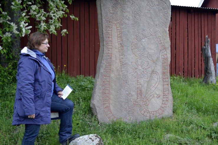Katarina Eriksson aizrautīgi stāsta par senas vikingu dzimtas rūnakmeni, kuru uzstādījuši dēli par godu savam tēvam. Akmens uzskatāmi parāda seno trad 94986