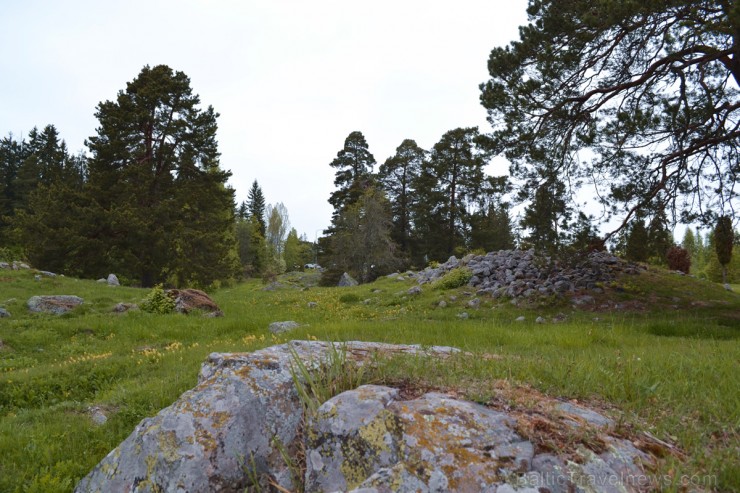 Vikingu laikos šis kapu lauks atradās jūras krastā, bet, zemes procesu iespaidā Skandināvijai ceļoties augstāk, jūra šodien ir atkāpusies par 4 km. 94990