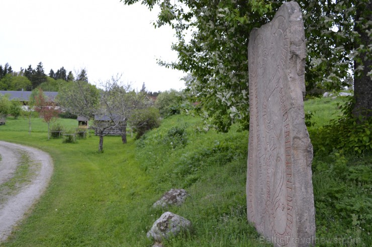 Lai arī liela daļa svētvietu atrodas tuvu mājām, to īpašnieki tūristu interesi un klātbūtni uztver vēsā Skandināviskā mierā. 95047