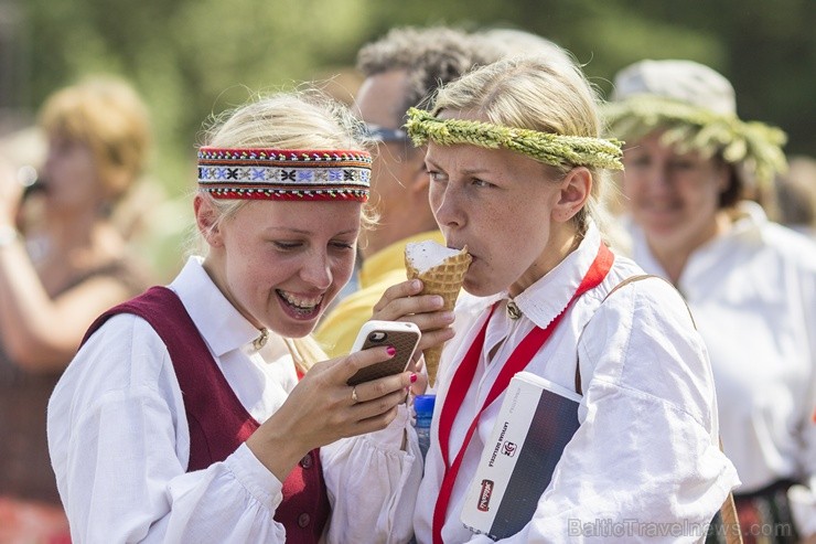 Sestdien, 6. jūlijā notika XXV Vispārējo latviešu Dziesmu un XV Deju svētku Noslēguma koncerta Līgo ģenerālmēģinājumi 98267