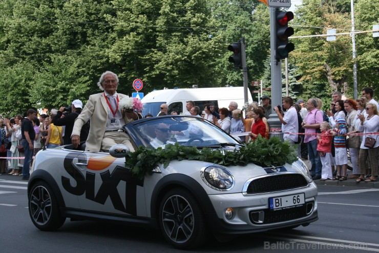 XXV Vispārējo latviešu Dziesmu un XV Deju svētku gājiens - bildēs meklē sevi vai savu kolektīvu. 98467