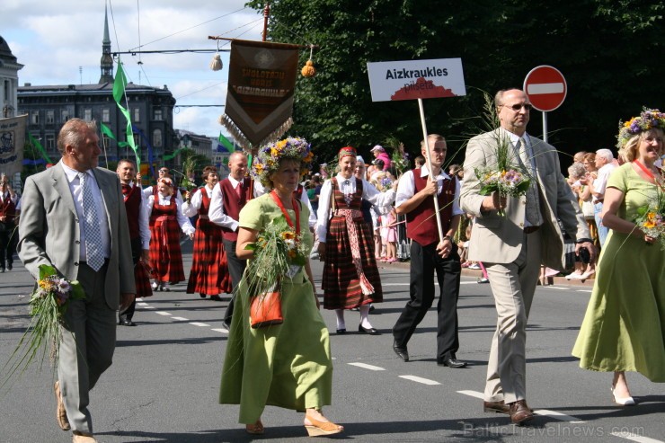 XXV Vispārējo latviešu Dziesmu un XV Deju svētku gājiens - bildēs meklē sevi vai savu kolektīvu. 98474