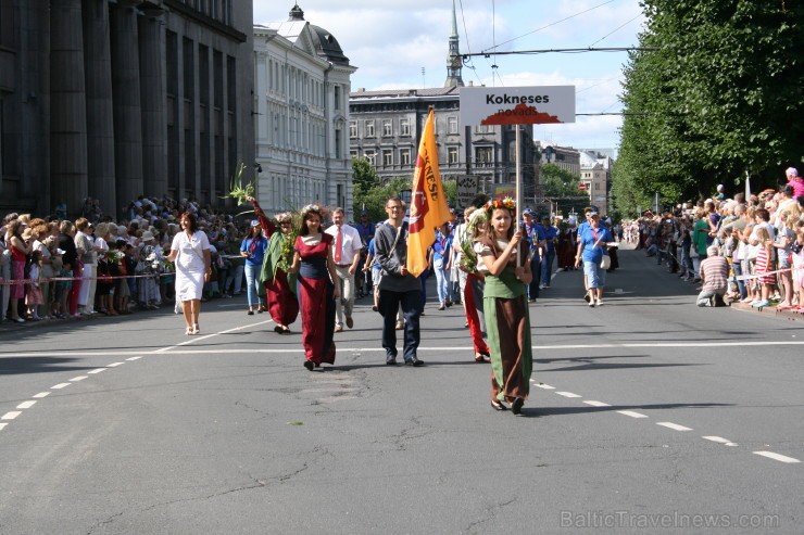 XXV Vispārējo latviešu Dziesmu un XV Deju svētku gājiens - bildēs meklē sevi vai savu kolektīvu. 98481