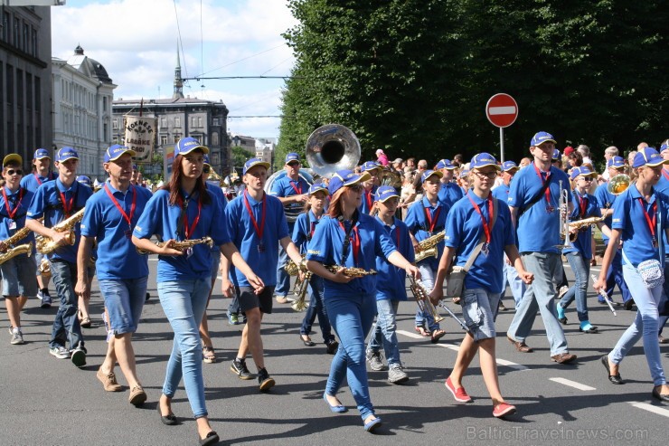 XXV Vispārējo latviešu Dziesmu un XV Deju svētku gājiens - bildēs meklē sevi vai savu kolektīvu. 98483