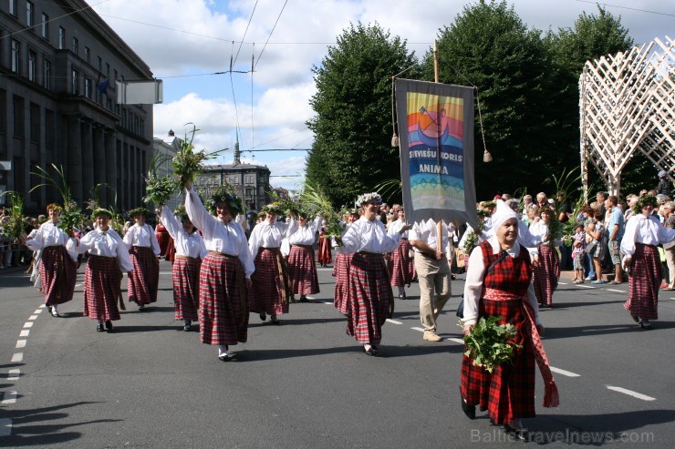 XXV Vispārējo latviešu Dziesmu un XV Deju svētku gājiens - bildēs meklē sevi vai savu kolektīvu. 98485