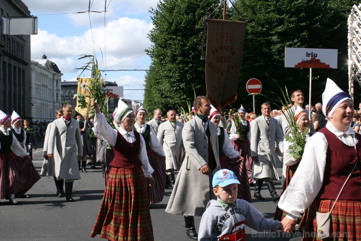 XXV Vispārējo latviešu Dziesmu un XV Deju svētku gājiens - bildēs meklē sevi vai savu kolektīvu. 98489