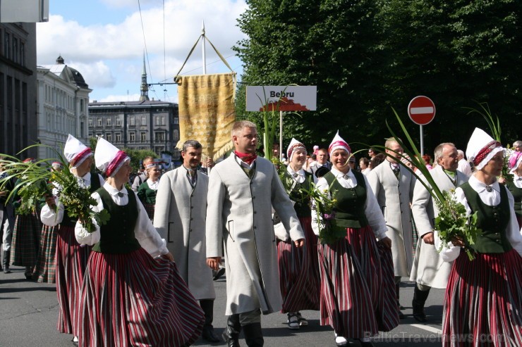 XXV Vispārējo latviešu Dziesmu un XV Deju svētku gājiens - bildēs meklē sevi vai savu kolektīvu. 98490