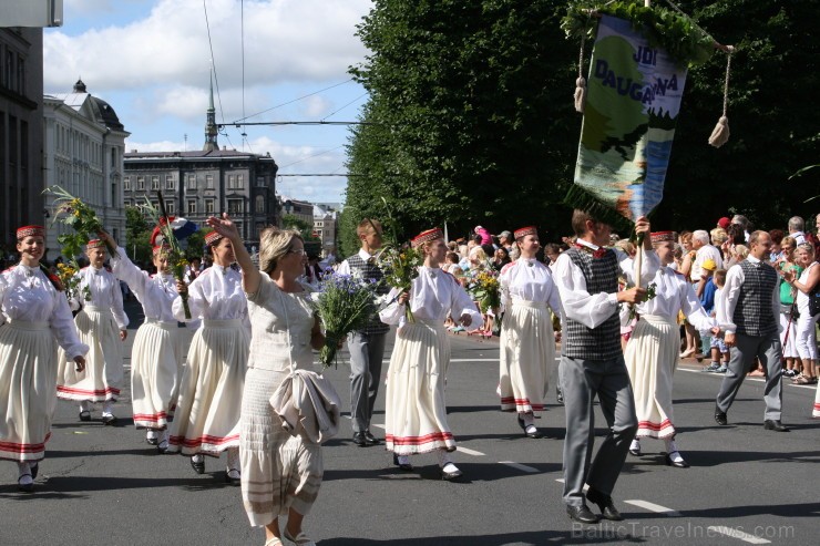 XXV Vispārējo latviešu Dziesmu un XV Deju svētku gājiens - bildēs meklē sevi vai savu kolektīvu. 98492