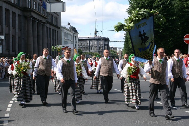 XXV Vispārējo latviešu Dziesmu un XV Deju svētku gājiens - bildēs meklē sevi vai savu kolektīvu. 98496