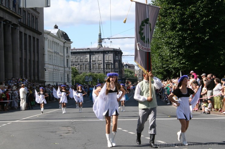 XXV Vispārējo latviešu Dziesmu un XV Deju svētku gājiens - bildēs meklē sevi vai savu kolektīvu. 98512