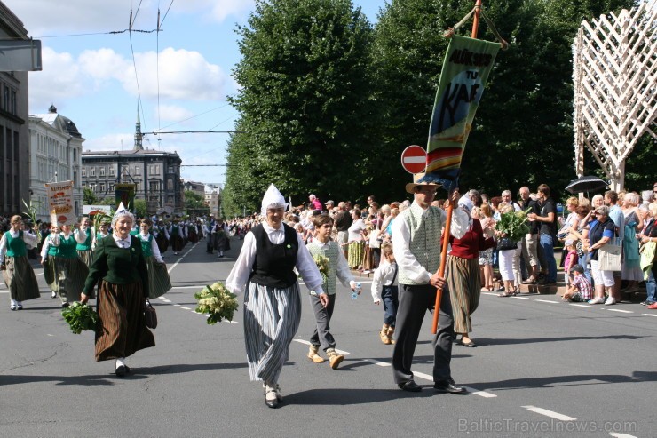 XXV Vispārējo latviešu Dziesmu un XV Deju svētku gājiens - bildēs meklē sevi vai savu kolektīvu. 98522