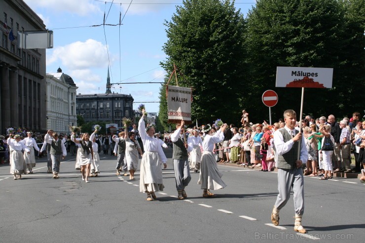 XXV Vispārējo latviešu Dziesmu un XV Deju svētku gājiens - bildēs meklē sevi vai savu kolektīvu. 98527