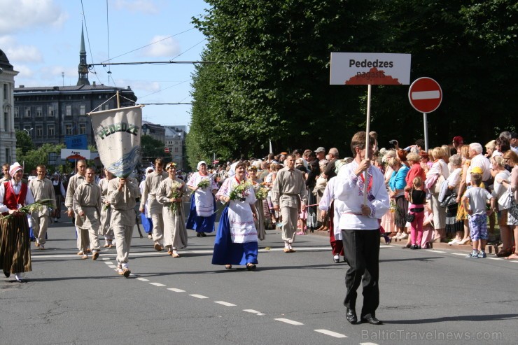 XXV Vispārējo latviešu Dziesmu un XV Deju svētku gājiens - bildēs meklē sevi vai savu kolektīvu. 98529