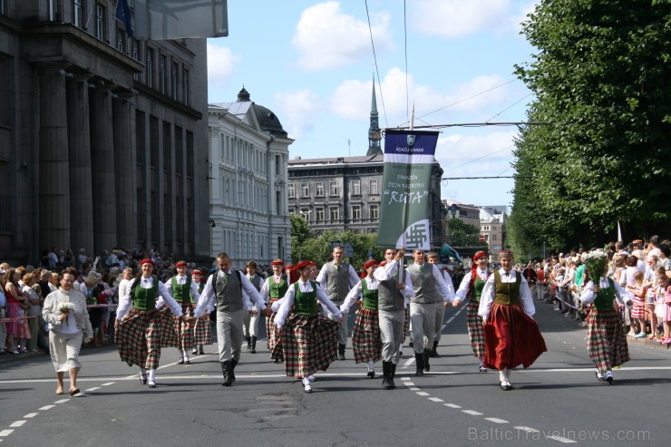 XXV Vispārējo latviešu Dziesmu un XV Deju svētku gājiens - bildēs meklē sevi vai savu kolektīvu. 98543