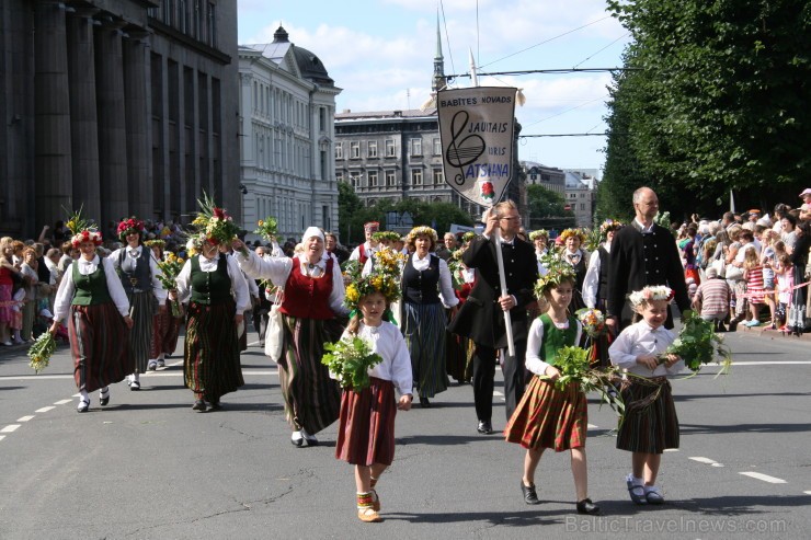 XXV Vispārējo latviešu Dziesmu un XV Deju svētku gājiens - bildēs meklē sevi vai savu kolektīvu. 98549