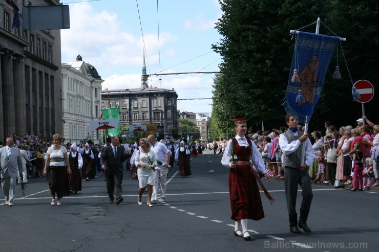 XXV Vispārējo latviešu Dziesmu un XV Deju svētku gājiens - bildēs meklē sevi vai savu kolektīvu. 98556