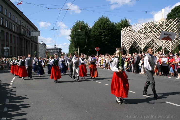 XXV Vispārējo latviešu Dziesmu un XV Deju svētku gājiens - bildēs meklē sevi vai savu kolektīvu. 98561