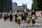 XXV Vispārējo latviešu Dziesmu un XV Deju svētku gājiens - bildēs meklē sevi vai savu kolektīvu. 86