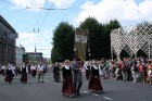 XXV Vispārējo latviešu Dziesmu un XV Deju svētku gājiens - bildēs meklē sevi vai savu kolektīvu. 112