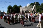 XXV Vispārējo latviešu Dziesmu un XV Deju svētku gājiens - bildēs meklē sevi vai savu kolektīvu. 157