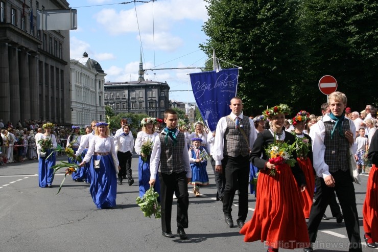 XXV Vispārējo latviešu Dziesmu un XV Deju svētku gājiens - bildēs meklē sevi vai savu kolektīvu. 98933